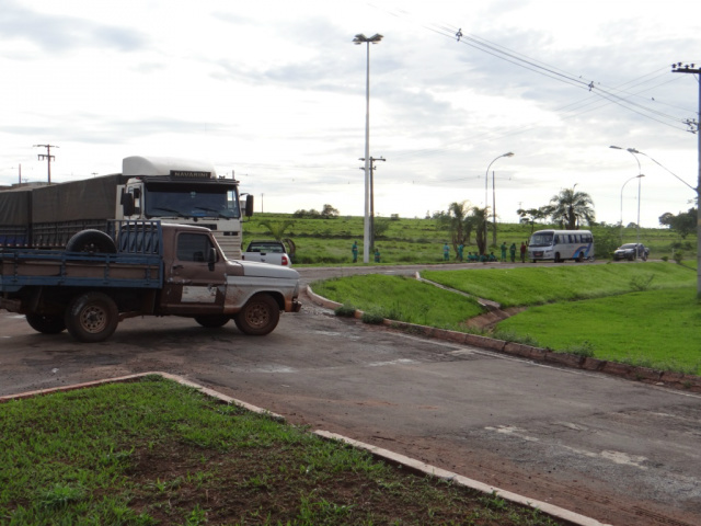 Cansados de esperar solução, moradores de Sta Rita do Pardo bloqueiam rodovia Cansados de esperar solução, moradores de Sta Rita do Pardo bloqueiam rodovia