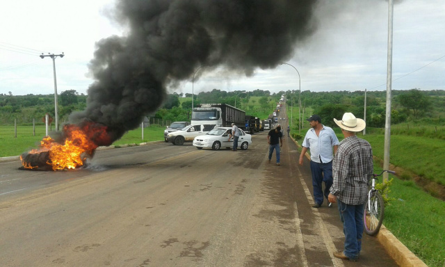 Cansados de esperar solução, moradores de Sta Rita do Pardo bloqueiam rodovia Os manifestantes atearam fogo e pneus e só serão retirados da rodovia após a chegada da imprensa (Foto: Celso Santos/Perfil News)