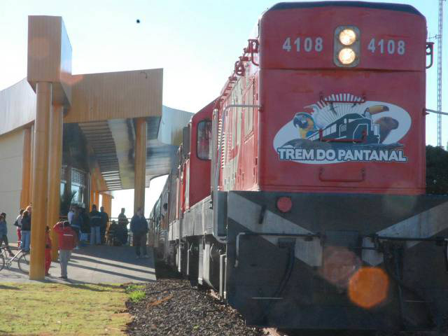 O trem da Serra Verde Express que liga as cidades de Aquidauna e Miranda (Foto: Campo Grande News)
