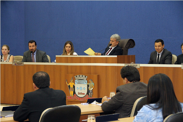 Vereadores propõem proibição de cerol e reservas de vaga para primeiro emprego Durante sessão houve protesto contra o atraso no sorteio dos apartamentos do Residencial “Orestinho (Foto:Assessoria)