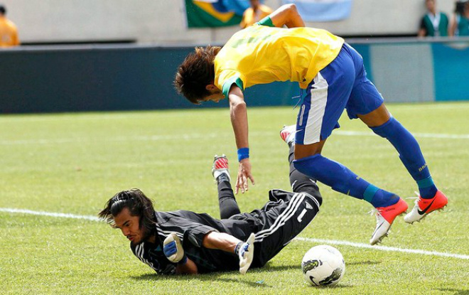Neymar pede pênalti após cair na área: árbitro ignora dois lances polêmicos com brasileiro (Foto: Reuters)