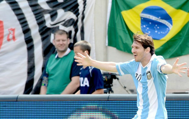 Messi comemora: argentino chegou a 82 gols na temporada, entre Barça e seleção (Foto: AFP)