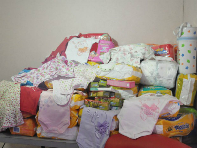 Por enquanto, doações são guardadas no auditório da maternidade (Foto: Mirian Machado/ G1 MS)