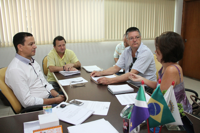 Os vereadores Nilo Candido e Kleber Carlos Carvalho reuniram-se com representantes do Sinted de Três Lagoas, para discutirem sobre um projeto de lei relacionado à educação no município. (Foto: Assessoria)