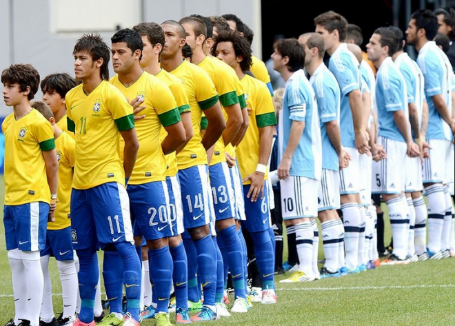 Neymar e Messi puxam a fila de jogadores de Brasil e Argentina antes do clássico