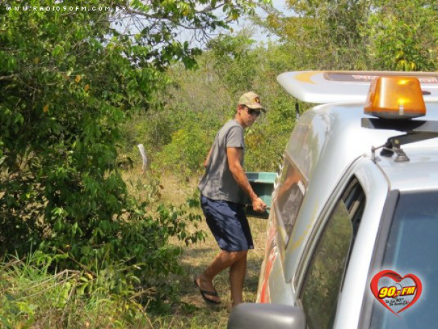 Bombeiro auxilia corpo a ser colocado no carro funerário no local do acidente (Foto: Rodrigo dos Santos)
