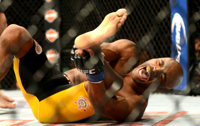 Anderson Silva pode receber alta na manhã desta segunda Anderson Silva após a fratura no segundo round da luta contra Weidman (Foto: Reuters)