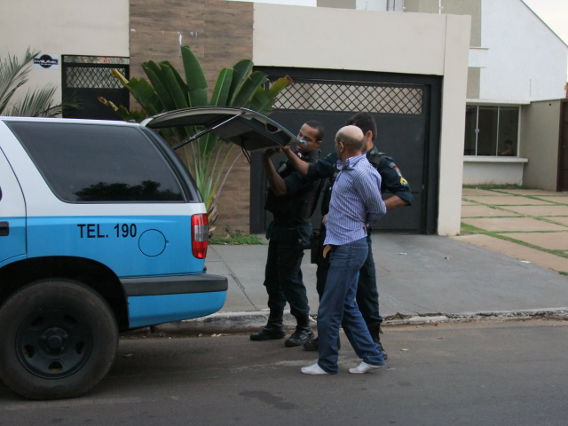 O acusado foi preso, após ter atentado contra a vida de sua ex-companheira; ele foi conduzido pela PM à Delegacia de Polícia (Foto: Rodolfo Gomes)