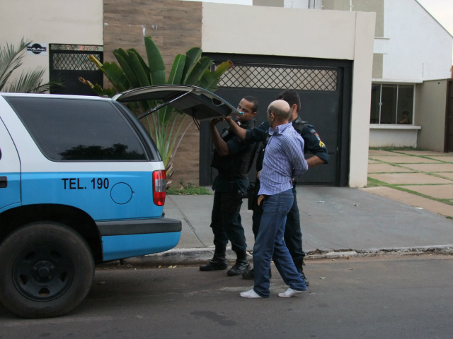 Homem é preso em flagrante, acusado de tentar matar a ex-companheira atropelada O acusado foi preso, após ter atentado contra a vida de sua ex-companheira; ele foi conduzido pela PM à Delegacia de Polícia (Foto: Rodolfo Gomes)