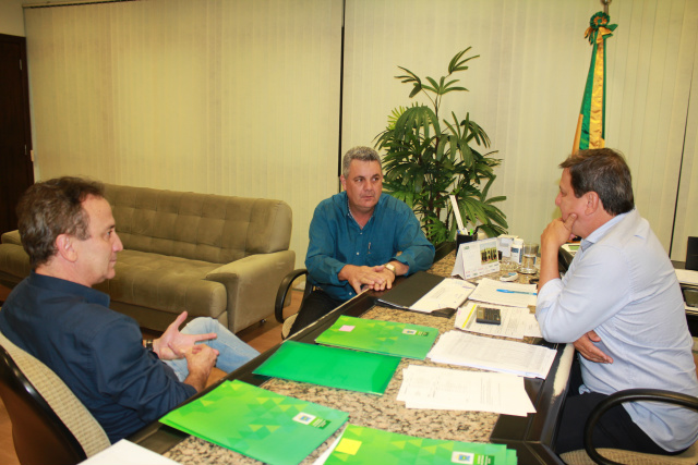 Angelo Guerreiro e Silas buscam investimentos para Água Clara Prefeito silas, Deputado Angelo guerreiro, Secretário da Casa Civil, Sérgio de Paula. (Foto:Assessoria)