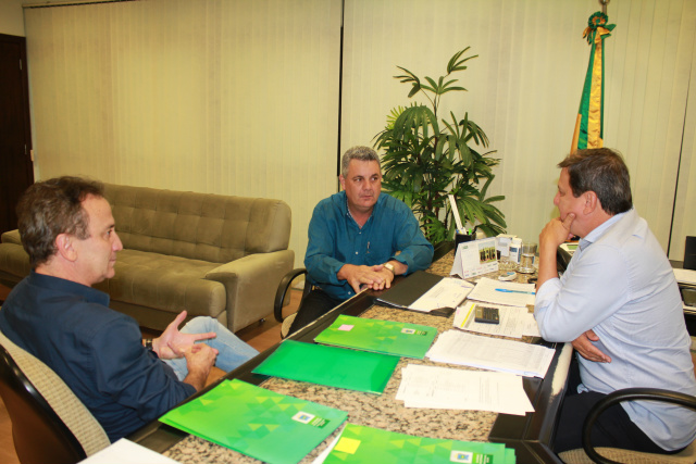 Prefeito silas, Deputado Angelo guerreiro, Secretário da Casa Civil, Sérgio de Paula. (Foto:Assessoria)