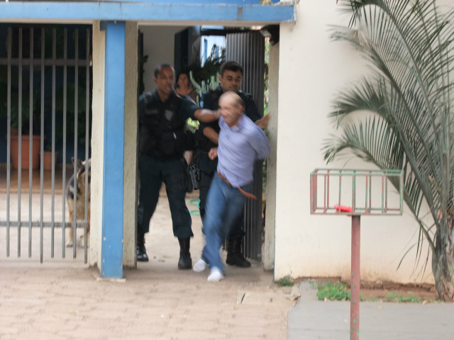 Homem é preso em flagrante, acusado de tentar matar a ex-companheira atropelada O acusado foi encontrado na casa onde mora, no bairro Interlagos, depois de tentar atropelar a