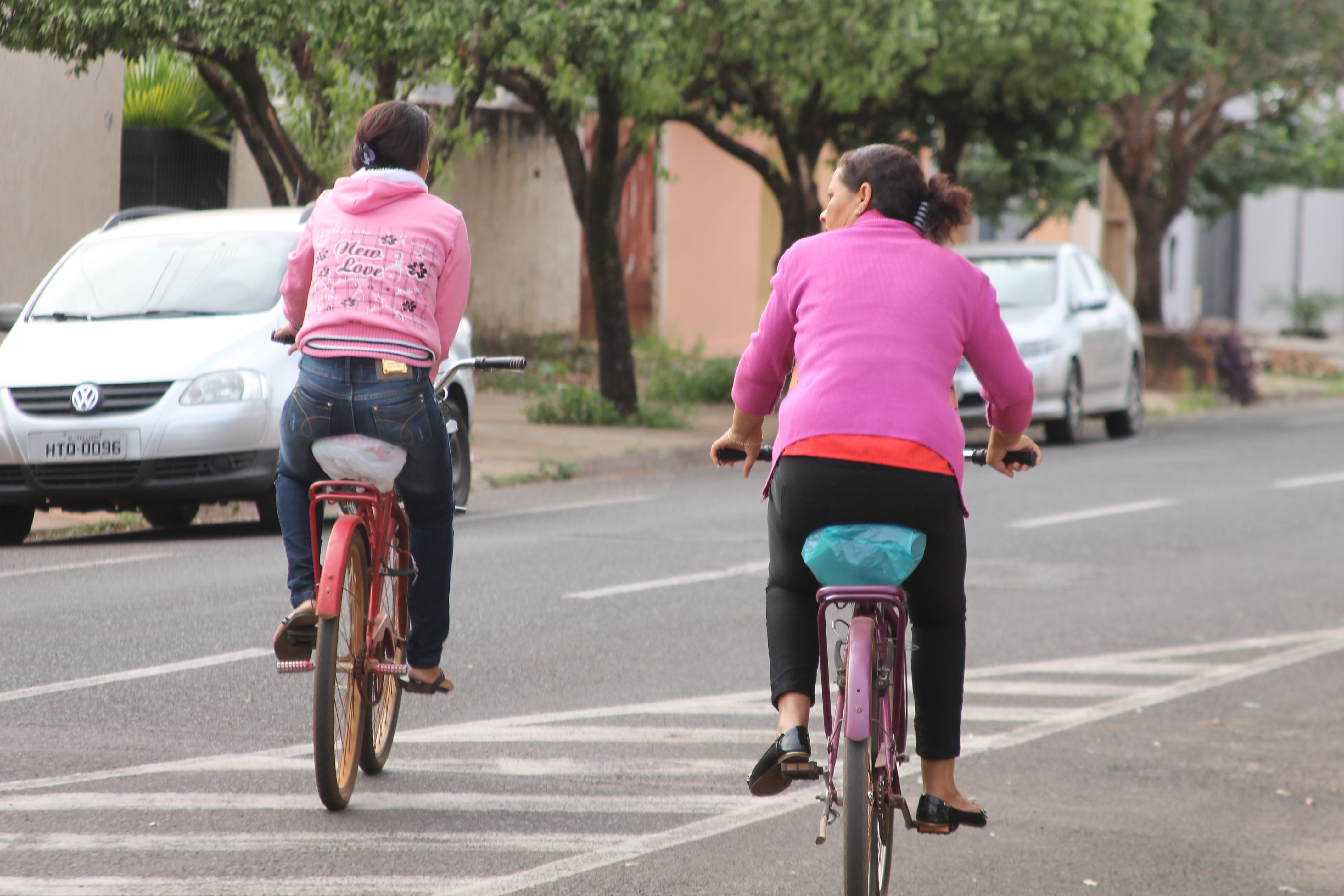 Moradores se agalharam por conta do frio. (Foto: Lucas Gustavo/ Perfil News). 