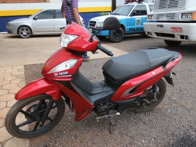 A motocicleta Shineray, que a vítima conduzia quando foi atropelada pelo autor (Foto: Rodolfo Gomes)
