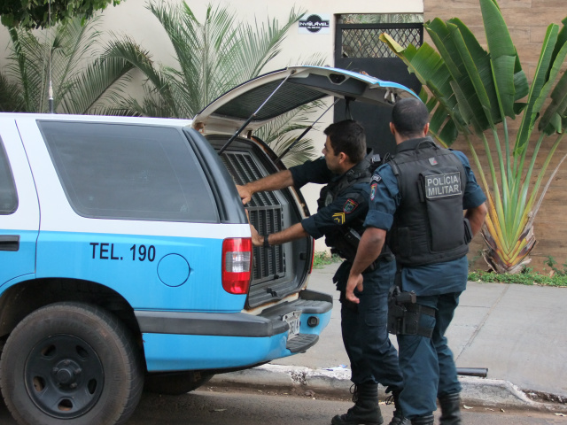 Homem é preso em flagrante, acusado de tentar matar a ex-companheira atropelada Os policiais militares tiveram dificuldade em trancar o acusado na gaiola da viatura, pois ele dava chutes (Foto: Rodolfo Gomes)