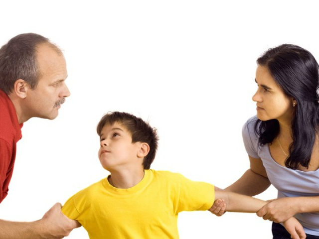 A regra vale desde que ambos estejam em condições de exercer o poder familiar. A exceção será quando o pai ou a mãe declarar que não deseja a guarda do filho (Foto: Google Imagens)