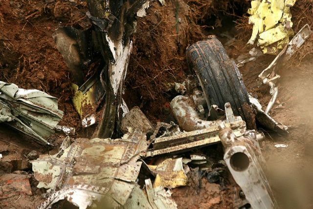 Drone militar pode ter colidido com avião de Campos Destroços do Avião de Eduardo Campos (Guilherme Dionizio/Folhapress)