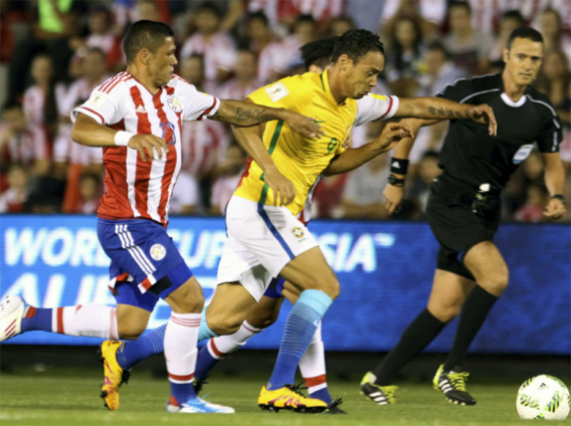 Brasil joga mal, empata no fim e fica fora da zona que classifica à Copa Ricardo Oliveira iniciou a reação brasileira (foto:PABLO BURGOS / AFP / Lance)