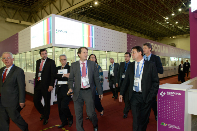 O presidente da Fiems, Sérgio Longen, e o diretor-geral do Senai Nacional, Rafael Lucchesi, percorreram a estrutura montada na Expominas, em Belo Horizonte (MG) (Foto: Divulgação/Assecom)