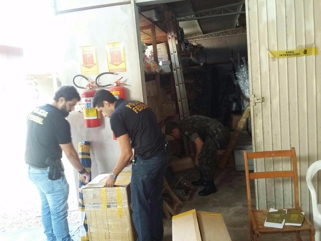 Policiais vistoriando uma das lojas que comercializa armas e munições (Foto: SFPC 9ª Região Militar/Divulgação)