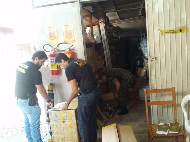Operação do Exército multa 8 empresas e apreende 300 espoletas Policiais vistoriando uma das lojas que comercializa armas e munições (Foto: SFPC 9ª Região Militar/Divulgação)
