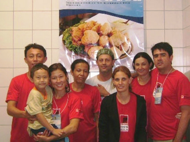 De peixeiros a empresários da gastronomia premiada Roberto (à esquerda) e sua equipe no lançamento da Tilápia com Provolone. (Foto: Arquivo)