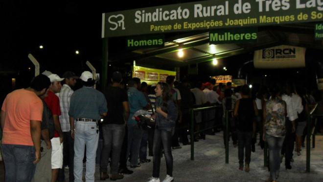 Público prestigia primeira noite da Expotrês População formou fila para entrar no recinto. Fotos: 7even Comunicação & Marketing