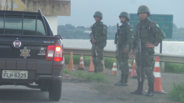 Armados com fuzis, os militares garantem a segurança da barragem  durante treinamento da Usina Hidrelétrica Engenheiro Souza Dias, em Três Lagoas (Foto: Ricardo Ojeda) 