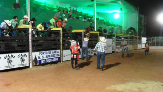 Público prestigia primeira noite da Expotrês Durante o rodeio qualify aconteceram 44 montarias.