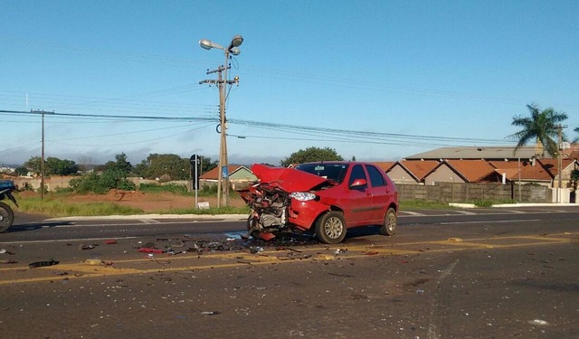Vítima estava em carro que ficou com a frente destruída (Foto: Marcos Ribeiro/ G1 MS)