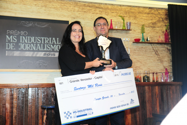 Jornalista Cláudia Gaigher, recebendo a premiação do 1º lugar, na categoria Telejornalismo (Foto:Assessoria)