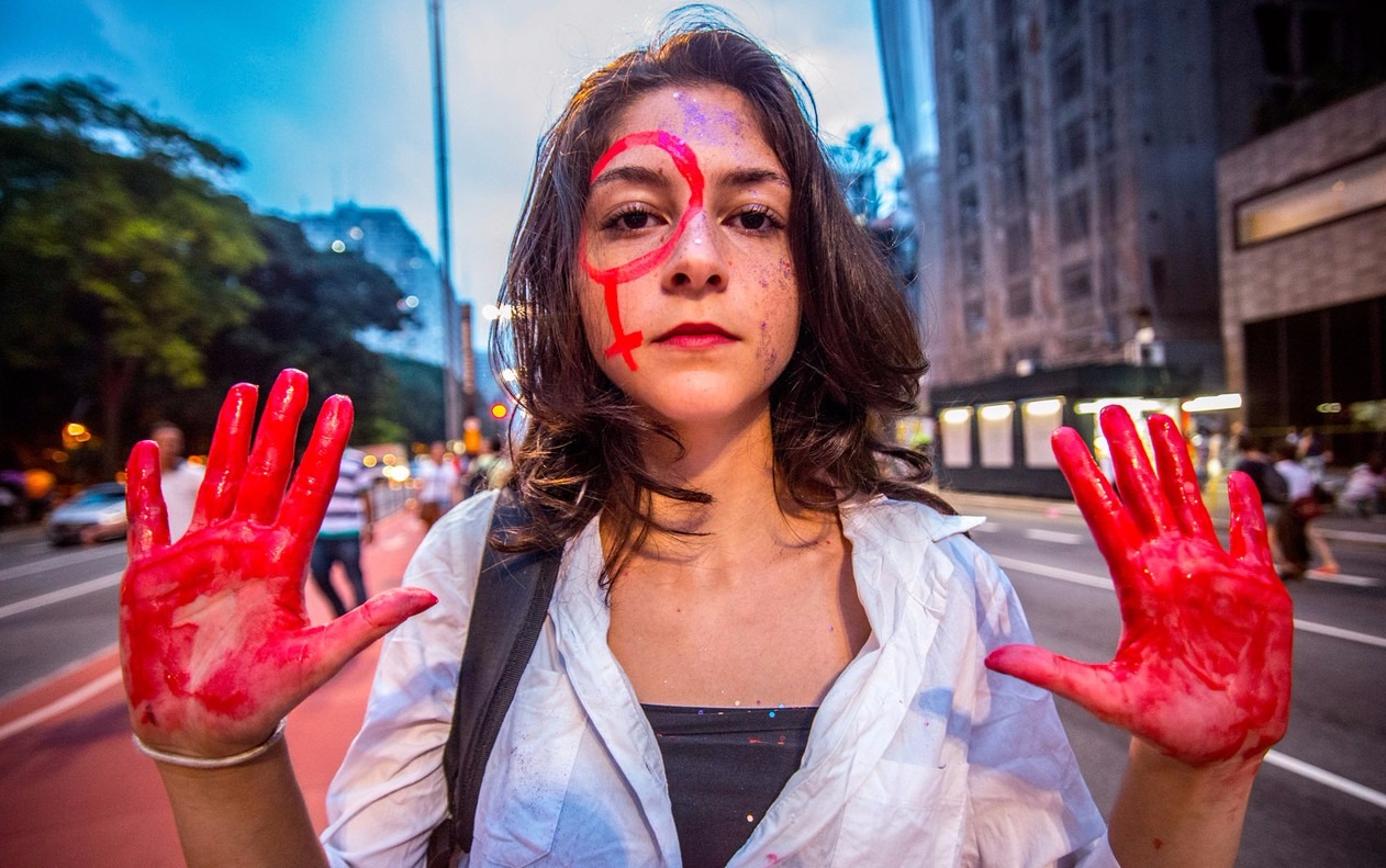 Mulher exibe as mãos durante ato pela legalização do aborto na Avenida Paulista, em São Paulo (Foto: Cris Faga/Fox Press Photo/Estadão Conteúdo)