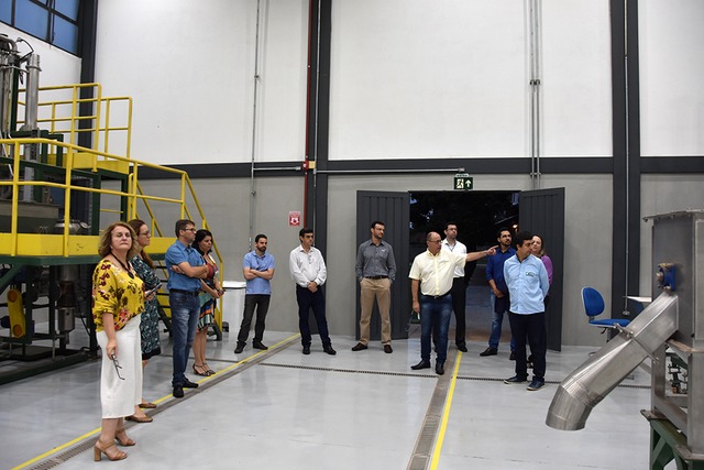 Comitê Técnico Consultivo do ISI Biomassa faz primeira reunião em Três Lagoas A diretora do ISI Biomassa, Carolina Andrade, destacou que a reunião foi uma maneira de ouvir os participantes da academia, da indústria e do setor público, que contribuíram para dar um direcionamento das ações do Instituto (Foto/Assessoria)