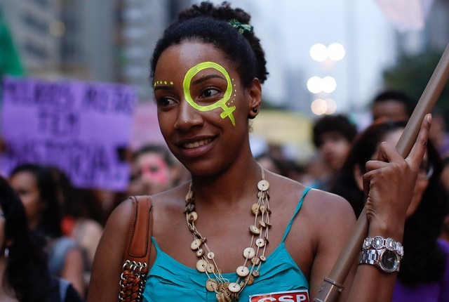 Uma ativista participa de ato para marcar o Dia da Mulher na Avenida Paulista, em São Paulo (Foto: André Penner/AP)