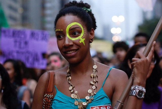 Vítimas de estupro podem ter direito de aborto negado em caso de 'dúvida', diz GDF Uma ativista participa de ato para marcar o Dia da Mulher na Avenida Paulista, em São Paulo (Foto: André Penner/AP)