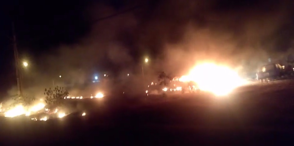 Em Três Lagoas, veículos são atingidos por incêndio no Maristela. (Divulgação). 