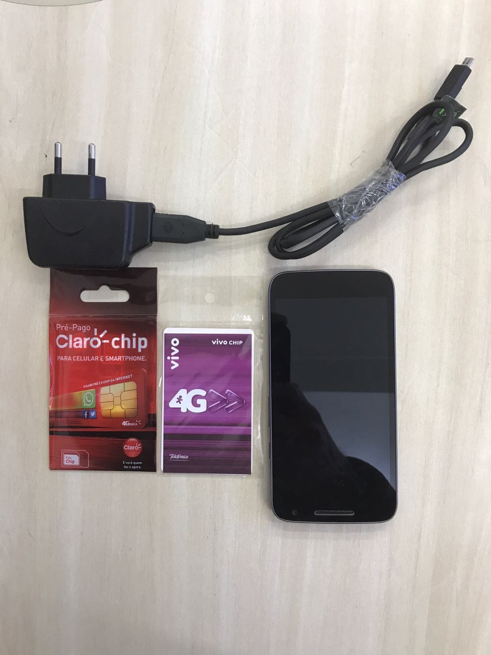 Em Três Lagoas, agente penitenciário é preso ao tentar fornecer celular a detento Materiais encontrados com o acusado. (Foto: Divulgação/ Polícia Federal).