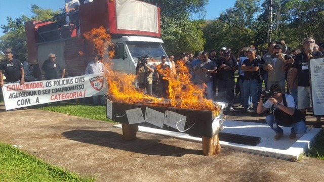 Policiais queimam caixão em frente à sede do governo de MS durante protesto Protesto de policiais civis em frente à governadoria em MS (Foto: Edmar Melo/ TV Morena)
