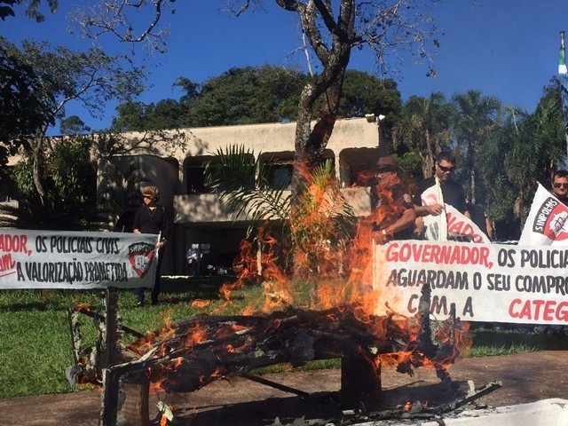 Policiais queimam caixão em frente à sede do governo de MS durante protesto Protesto foi em frente à governadoria de MS (Foto: Dyego Queiroz/ TV Morena)