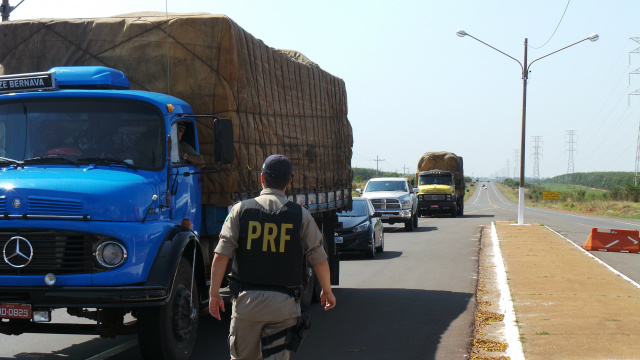 O trecho em frente ao posto da PRF ficou um tanto congestionado devido ao trabalho dos agentes em 