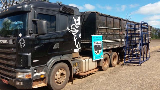 Polícia Militar Rodoviária de Amandina apreende carreta carregada de sucata de baterias O condutor não apresentou licença ambiental, que foi informado a polícia ambiental de Bataypora. (Foto: Assessoria)