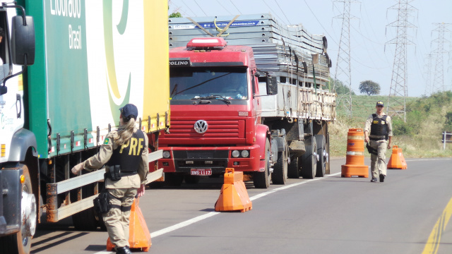 Agentes da PRF param caminhoneiros no posto do Km 21 e convida-os a participarem do 