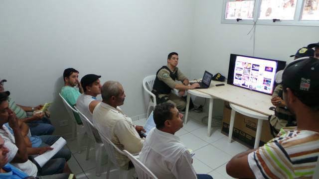 Depois de passarem pela bateria de exames, os caminhoneiros eram convidados a assistirem vídeos sobre comportamento nas rodovias (Foto: Ricardo Ojeda)