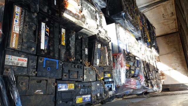 Polícia Militar Rodoviária de Amandina apreende carreta carregada de sucata de baterias Em vistoria foi constatado que estava carregado de sucatas de bateria. (Foto: Assessoria)