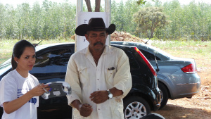 Caminhoneiros que usam a BR-262 passam por exames e aprovam evento Na estrada cerca de 30 anos, Donizete Fernandes revelou que era a primeira vez que participava de evento do gênero (Foto: Ricardo Ojeda)
