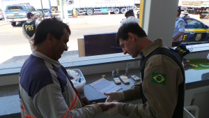Caminhoneiros que usam a BR-262 passam por exames e aprovam evento Marcolino Jezuato, que trabalha no transporte de cargas na região, também disse que era a primeira vez a participar do evento, enquanto fazia teste de glicemia (Foto: Léo Lima)