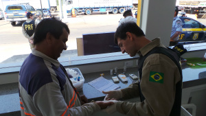 Marcolino Jezuato, que trabalha no transporte de cargas na região, também disse que era a primeira vez a participar do evento, enquanto fazia teste de glicemia (Foto: Léo Lima)