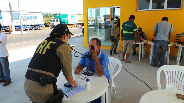 Caminhoneiros que usam a BR-262 passam por exames e aprovam evento José Aparecido tapa o olho esquerdo durante exame de visão periférica, no