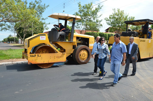 Com dinheiro do IPTU, prefeitura inicia obras de recapeamento A prefeita Marcia moura durante visita à obra de recapeamento da Avenida Eloy Chaves (Foto: Assessoria)