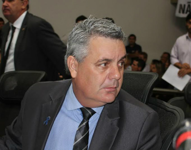 Angelo Guerreiro pede recuperação de rodovia para Arapuá Angelo Guerreiro comentou com indignação sobre o descaso das condições no asfalto da rodovia (Foto: Assessoria)